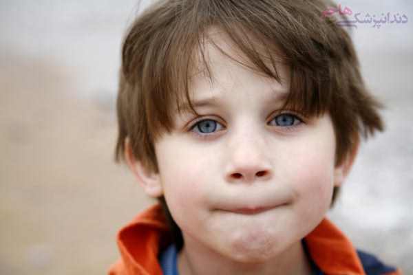 عادت های بد کودکان در مورد مکیدن و گزیدن لب